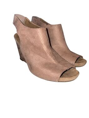 Life Stride Metallic Rose Open-Toe Perforated Wedge Sandals 3.5”
Heel size 6.5